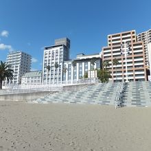 ビーチの周辺はホテルやリゾートマンションが建ち並んでいます。