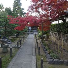 門から本堂までの前庭