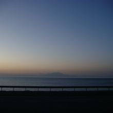 夕日に染まるワン湖。対岸に見えているのはシュパン山（Suph