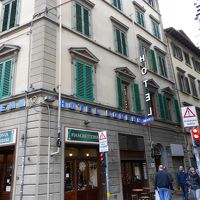 フロントは２階。階段なので大きい荷物があるとちょっと大変かも