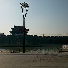 南口前にそびえる城壁