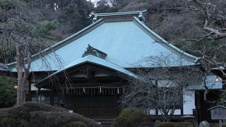 山門前に、鎌倉十井の一つである底脱の井がある