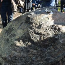 触ると結婚が叶う石