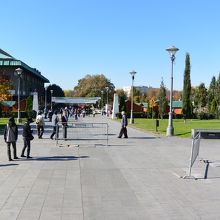 教会の西側噴水のある広場