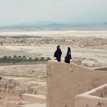 城壁の縁に立つ同行者