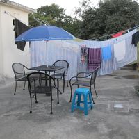 屋上。アヴァ山が目の前に見える。