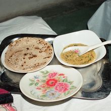 遺跡管理事務所(併設のゲストハウス)に泊めて頂いた際の夕食