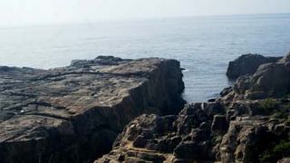 地層が見える静かな遊歩道