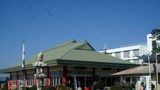 建物の横に足湯があります