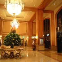 ラグジュアリーな雰囲気のフロントです。