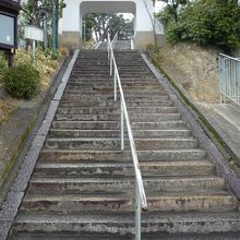 急な階段なので横手のエレベーターを使ってもよい