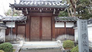 細い路地にあるお寺