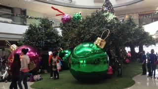 MTRやホテルに直結しています。