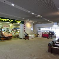 売店。お土産物からちょっとしたものまで品ぞろえは結構豊富。