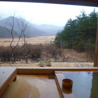 久住山系の眺望が最高の内湯　窓がすべて開き露天になります