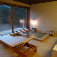 温泉かけ流しの檜風呂です