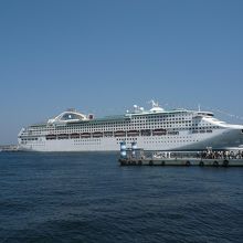 係留されている大型客船