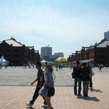 多くの観光客が訪れる