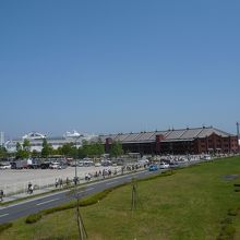 みなとみらい方面から見た赤レンガパーク