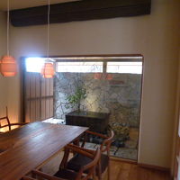 部屋内にある食卓