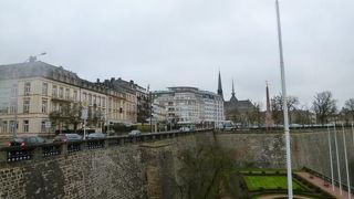 ロワイヤル通りは旧市街を囲む環状公園との境目♪