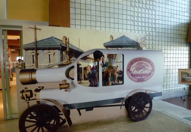 立体的に見える車　工場見学を終えた場所に展示