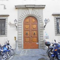 ホテル入口。歴史を感じさせる大きな石のアーチが素敵！