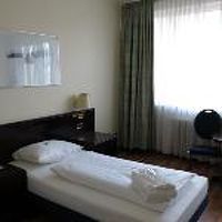 部屋はなかなか広い