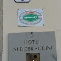 入り口扉脇にある呼び鈴を押すと、扉が自動で開きます。