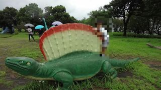 恐竜の遊具がたくさんあります