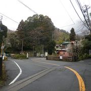 湯河原温泉の奥にあり、新緑・紅葉が楽しめます