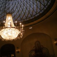 豪華なシャンデリアがあるロビー