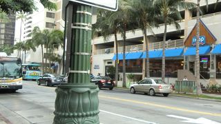 カラカウア通りの一本奥の通り