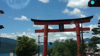 中禅寺湖畔の赤い大きな鳥居が目印です。