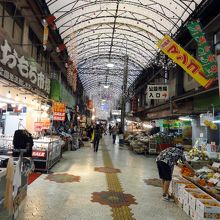 商店街の中はこんな感じ。右に曲がると市場本通りです。