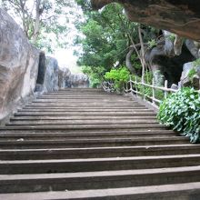 石窟に行くまで、登ります