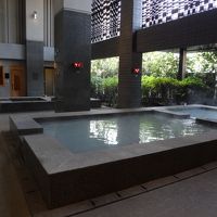 大浴場。右側半分は屋外空間になっています