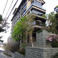 傾斜地に建っており、全容がつかみにくい建物です