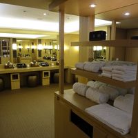 大浴場の更衣室。清潔で快適な空間です