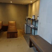 大浴場の一角に設置された給茶＆雑誌コーナー