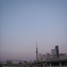 手前に隅田川、奥にスカイツリー