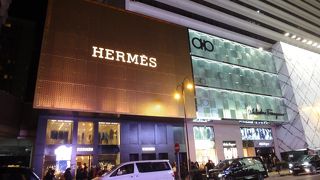 高級ブランドの看板。