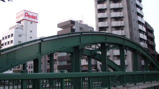 緑色の曲線が美しい柳橋