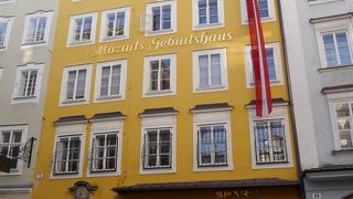 クリーム色の壁　１階はスーパーです。