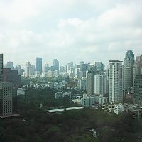 朝のホテル部屋からの眺め