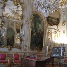 豪華絢爛な内部