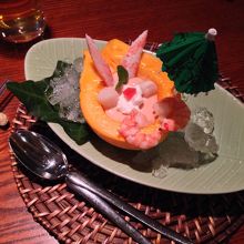 完熟パパイヤと魚介のサラダ。サッパリフルーティなサラダです！