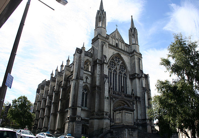 オクタゴンに建つ教会