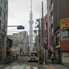 カプセルホテル（右側）とスカイツリー