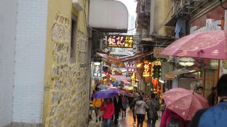 アジアの雑踏を感じる観光道路